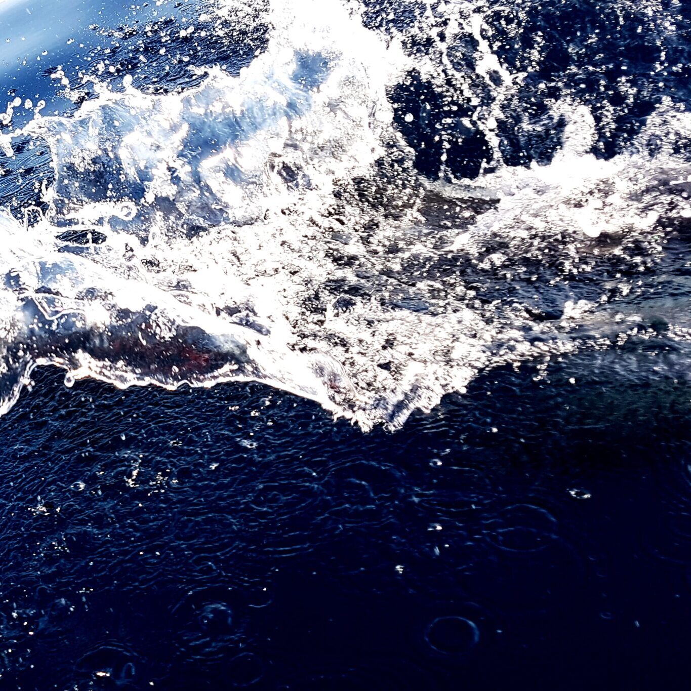 high-angle-view-water-splashing-sea